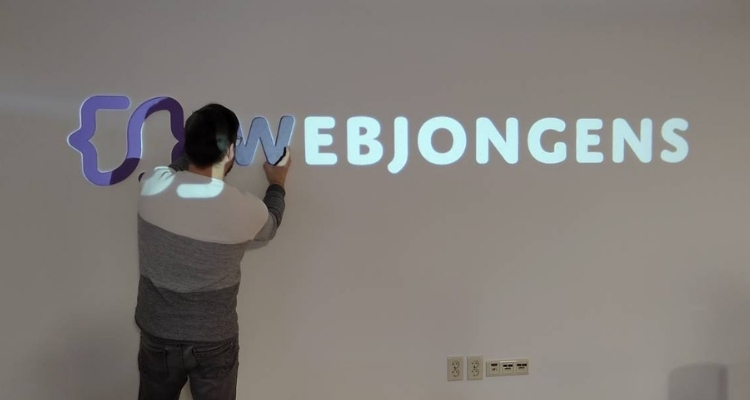 Webjongens logo uitlijnen