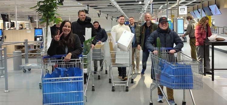 Webjongens team in de ikea