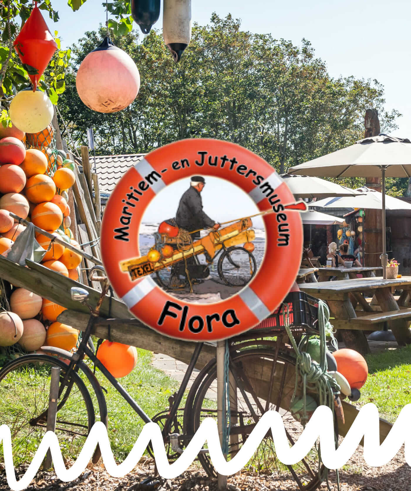 Een fiets leunt tegen een hek versierd met kleurrijke boeien, met op de voorgrond een reddingsboei met de tekst "Maritiem- en Juttersmuseum Flora". Op de achtergrond zijn zitjes en bomen te zien, die doen denken aan uitnodigende websites.