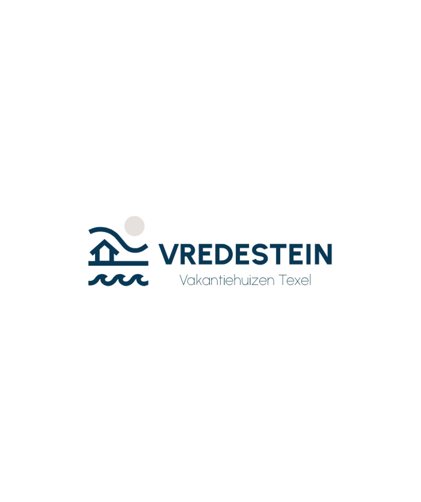 Logo voor Vredestein Vakantiehuizen Texel met een huis met golven en een zon, naast de bedrijfsnaam in blauwe tekst op een witte achtergrond. Ideaal voor gebruik op websites of om online diensten te promoten.