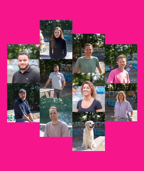 Verschillende volwassenen staan buiten voor met graffiti bedekte bouwwerken en bomen. Twee mannen zijn scherp op de voorgrond en anderen zijn vaag op de foto te zien. Het doet denken aan creatieve teams achter innovatieve websites of online diensten.
