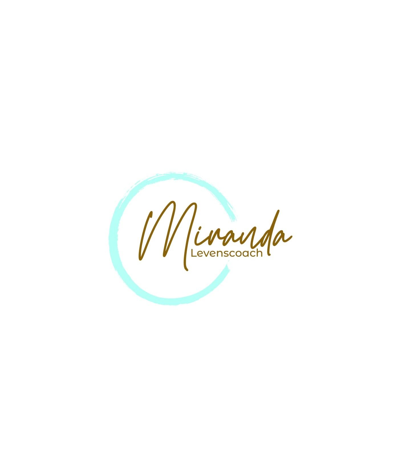 Logo met het woord Miranda in gouden letters en Levenscoach in kleinere gouden tekst, geplaatst over een lichtblauwe cirkelvormige penseelstreek op een witte achtergrond. Perfect voor online diensten zoals websites of webshops.